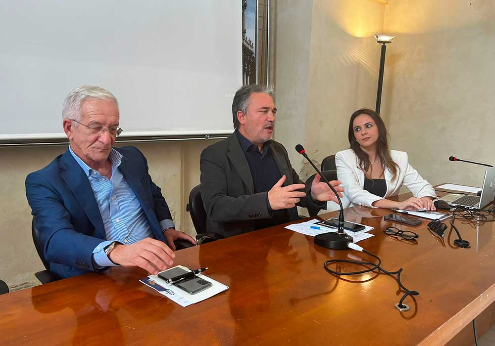 Il presidente Paolo Maci, al centro, con il sindaco Alfredo Fina e l'assessora Laura Palmariggi